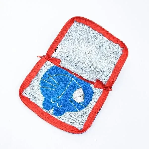 開いたショートタイプのどっとポーチにペットボトルを入れた様子