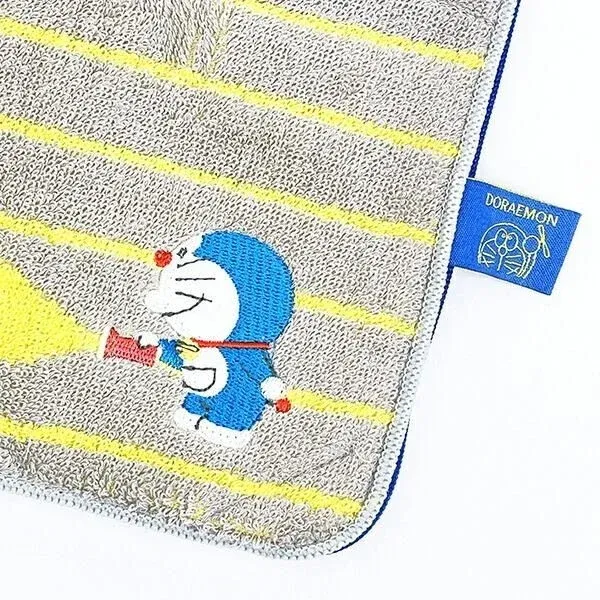 ドラえもんがビッグライトを持っているデザインのどっとポーチ