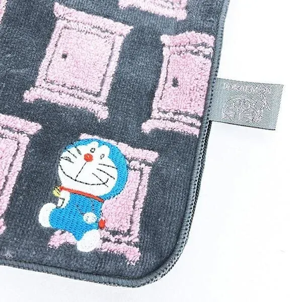 どこでもドアデザインのポーチに刺繍されたドラえもんのアップ