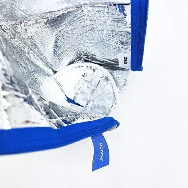 アルミシートが内側に施されたどっとポーチの内部