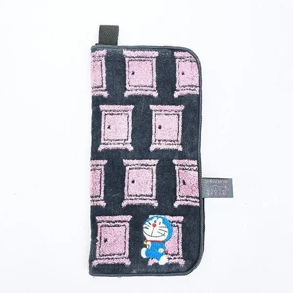 どこでもドアのデザインが施されたロングタイプのどっとポーチ